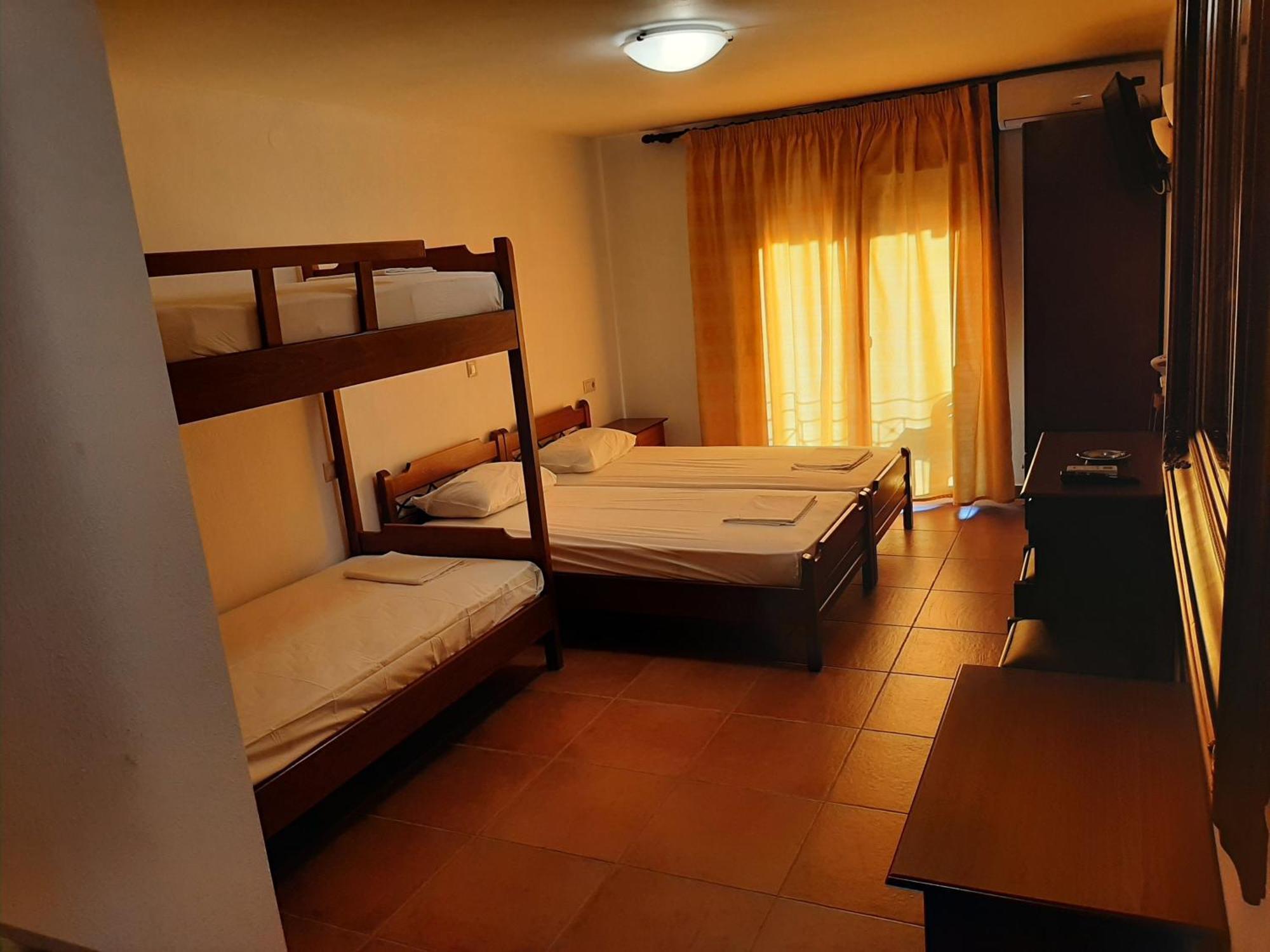 Hotel Kosmas Sarti Bilik gambar