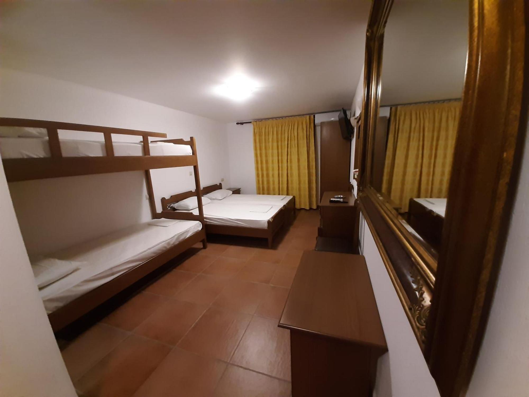 Hotel Kosmas Sarti Bilik gambar