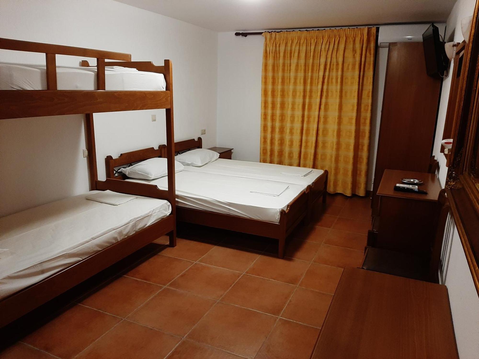 Hotel Kosmas Sarti Bilik gambar